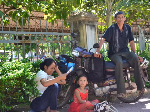 Theo bà đưa Cậu đi thi. ảnh Việt Hương
