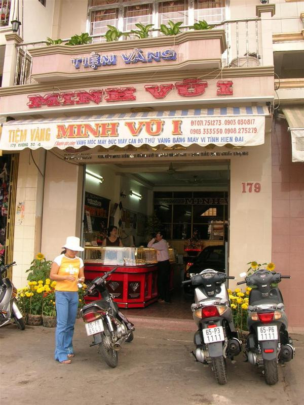 Tiệm vàng Kim Tín trên đường 30/4. Tiệm vàng Minh Vũ 1 kế tiệm vàng Kim Tín.