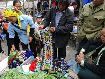 Chợ thổ cẩm của đồng bào Mông, Kỳ Sơn (Nghệ An)