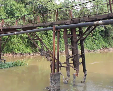 Dân Thủ đô liều mình đi trên cây cầu treo “dọa” sập ảnh 1