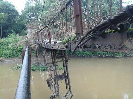 Dân Thủ đô liều mình đi trên cây cầu treo “dọa” sập ảnh 2