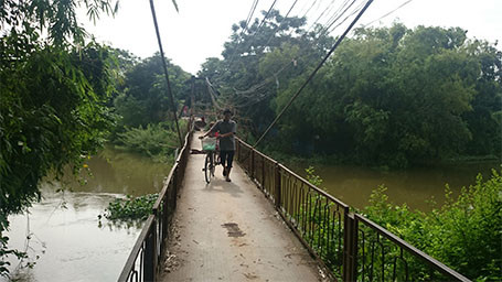 Dân Thủ đô liều mình đi trên cây cầu treo “dọa” sập ảnh 9