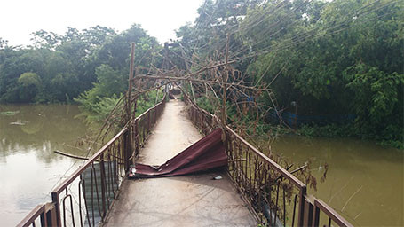 Dân Thủ đô liều mình đi trên cây cầu treo “dọa” sập ảnh 5