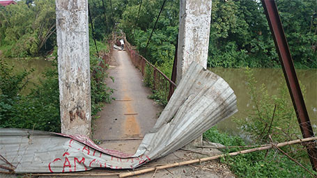 Dân Thủ đô liều mình đi trên cây cầu treo “dọa” sập ảnh 6