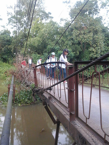 Dân Thủ đô liều mình đi trên cây cầu treo “dọa” sập ảnh 8