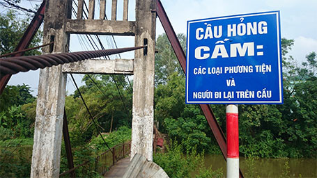 Dân Thủ đô liều mình đi trên cây cầu treo “dọa” sập ảnh 7