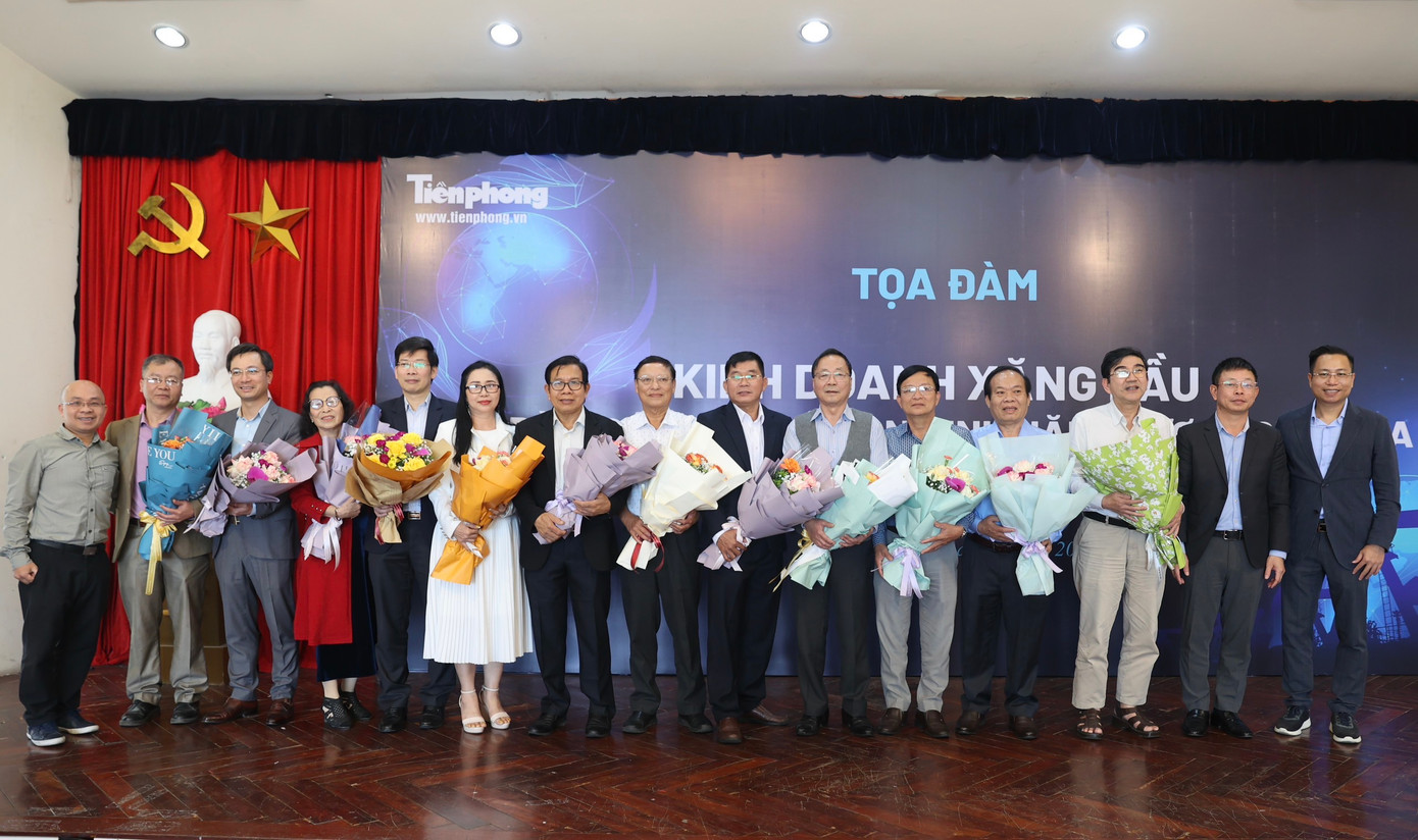 Nhà báo Phùng Công Sưởng - Phó Tổng Biên tập báo Tiền Phong tặng hoa cảm ơn các vị khách tham dự buổi tọa đàm Nhà báo Phùng Công Sưởng - Phó Tổng Biên tập báo Tiền Phong tặng hoa cảm ơn các vị khách tham dự buổi tọa đàm