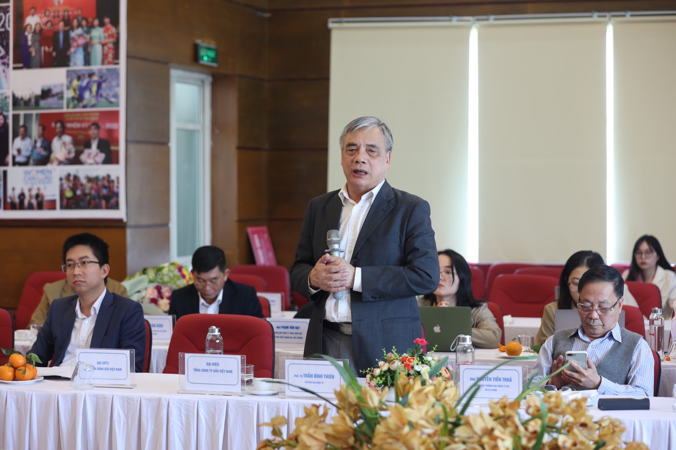 PGS TS. Trần Đình Thiên - nguyên Viện trưởng Viện Kinh tế Việt Nam PGS TS. Trần Đình Thiên - nguyên Viện trưởng Viện Kinh tế Việt Nam