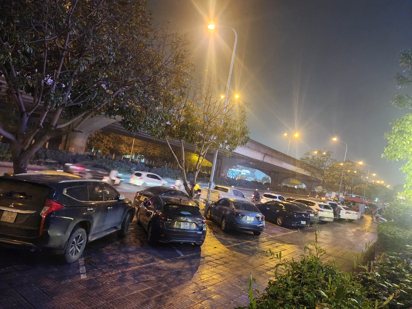 Vỉa hè đường Nghiêm Xuân Yêm - Nguyễn Xiến được kẻ vẽ thành từng ô để xe