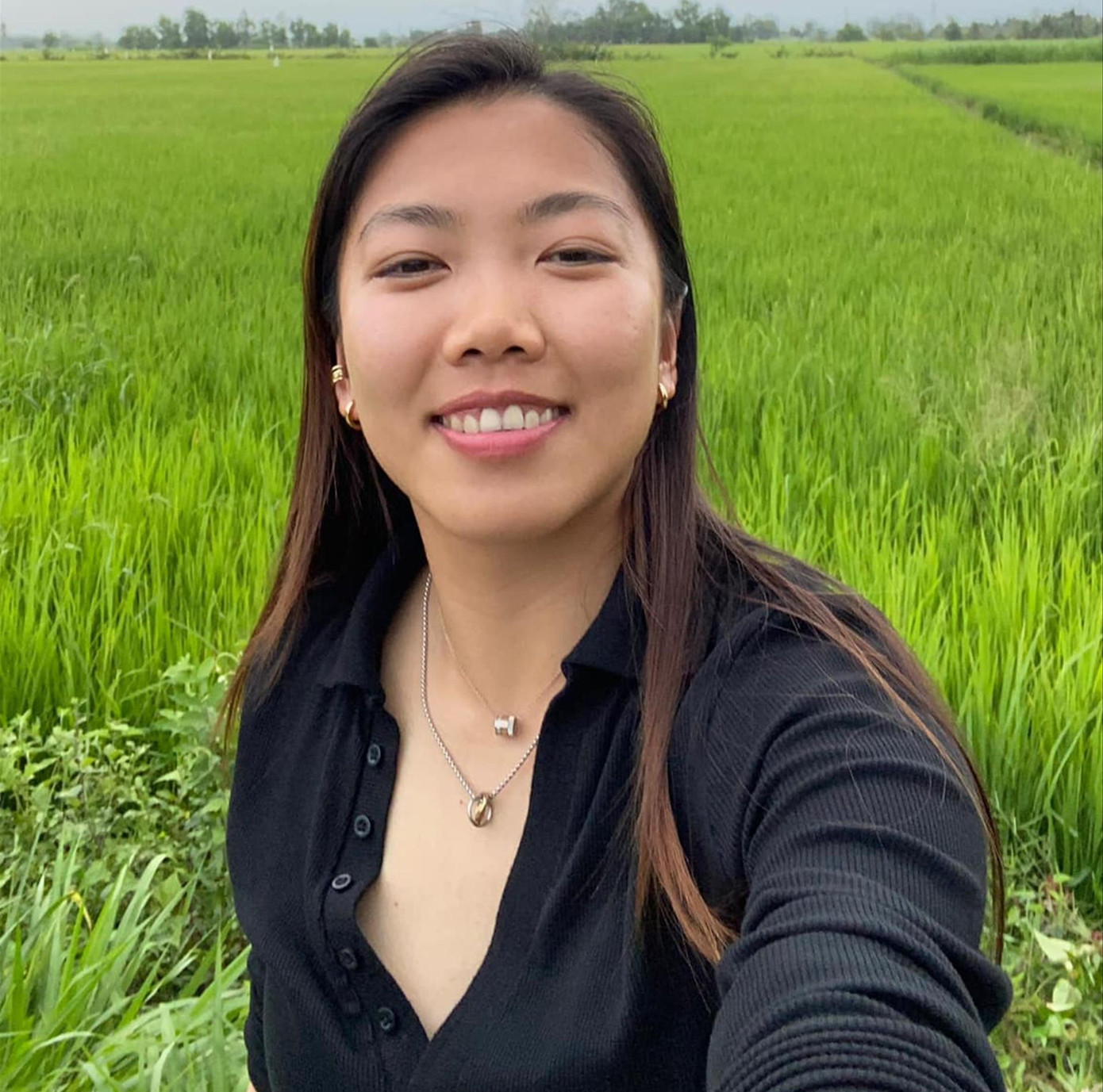 Huỳnh Như hạnh phúc khi trở về cánh đồng lúa quê hương. Ảnh: FBCN Huỳnh Như hạnh phúc khi trở về cánh đồng lúa quê hương. Ảnh: FBCN