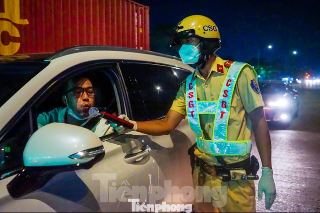 Lực lượng tiến hành kiểm tra nồng độ cồn các lái xe Lực lượng tiến hành kiểm tra nồng độ cồn các lái xe