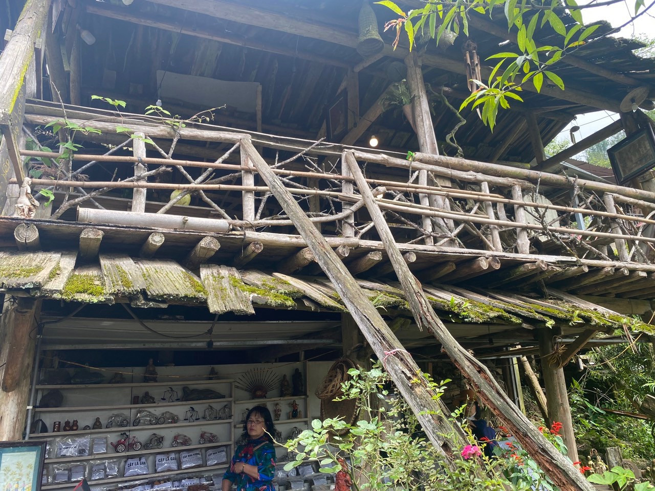 Một ngôi nhà truyền thống của người Mông đã hàng trăm năm tuổi trong bản Cát Cát Một ngôi nhà truyền thống của người Mông đã hàng trăm năm tuổi trong bản Cát Cát