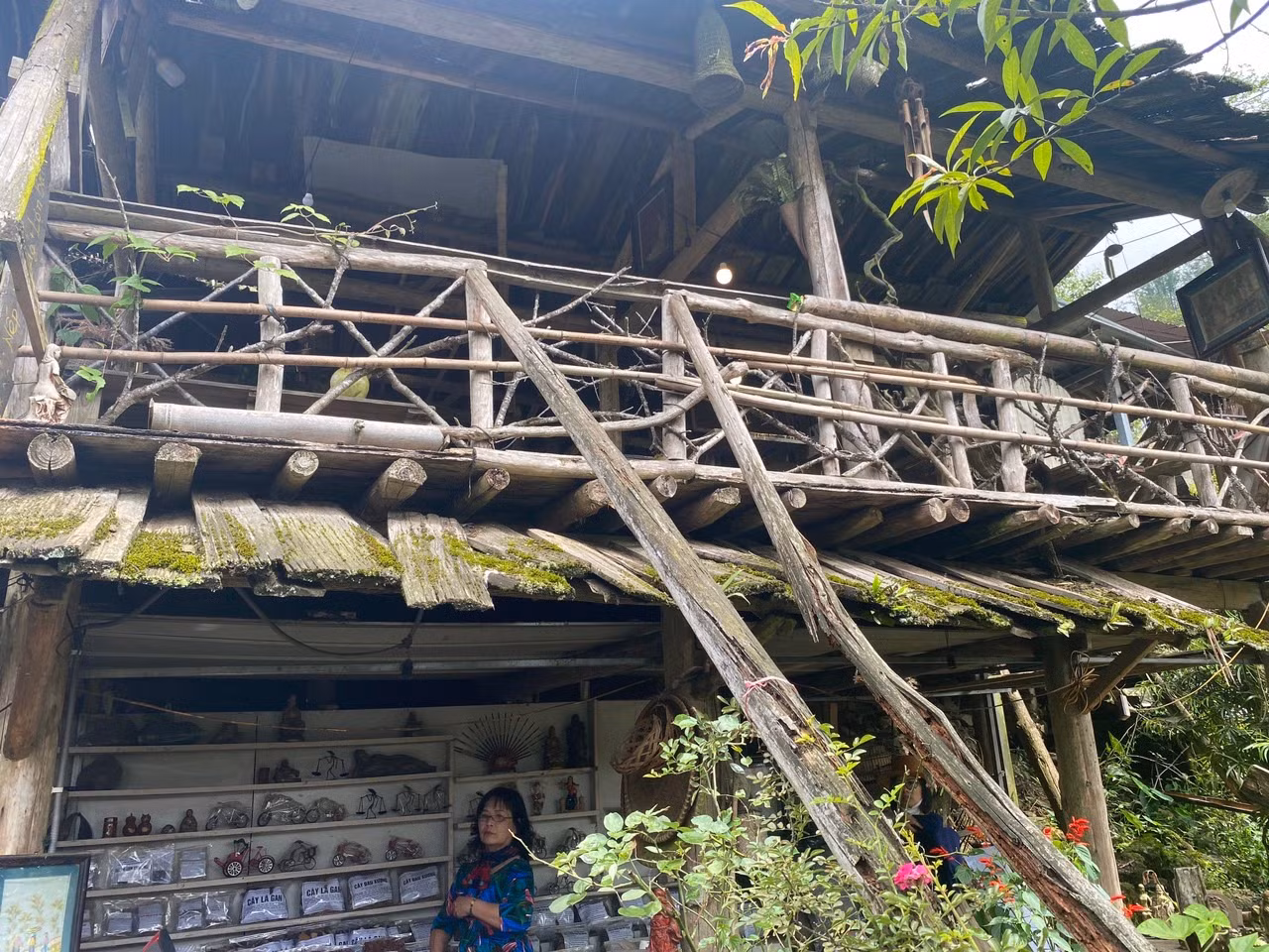 Một ngôi nhà truyền thống của người Mông đã hàng trăm năm tuổi trong bản Cát Cát