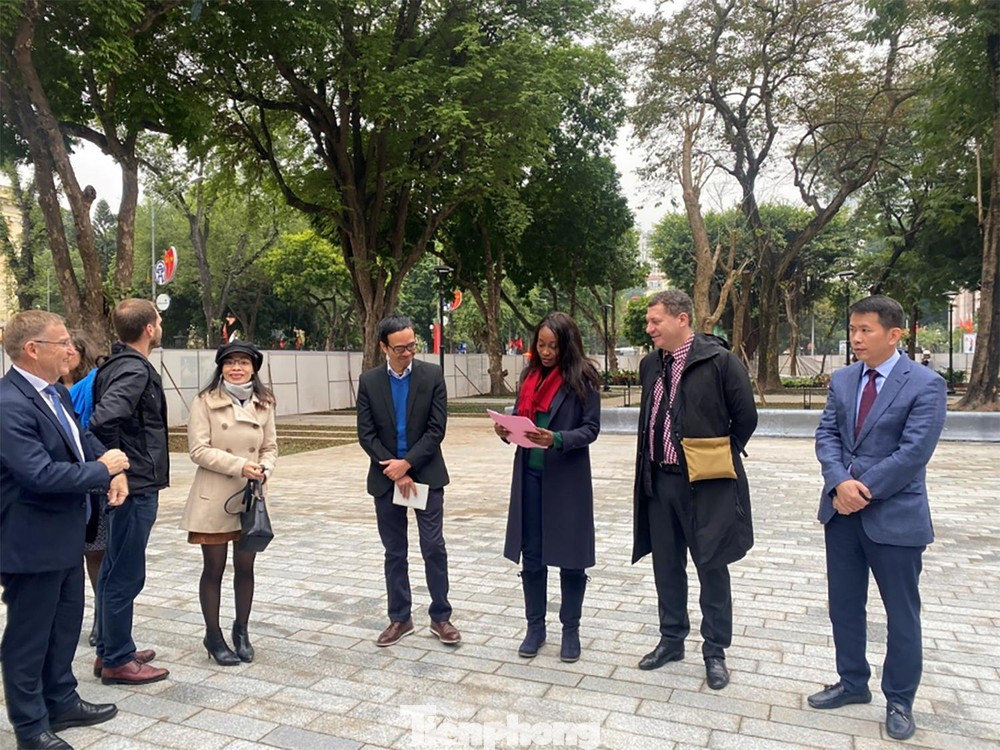 Chủ tịch UBND quận Hoàn Kiếm Phạm Tuấn Long tiếp bà Anne-Louise Mesadieu, Ủy viên đặc trách hợp tác quốc tế Hội đồng Vùng Île-de-France khi đến tham quan, nghe giới thiệu về dự án cải tạo vườn hoa Diên Hồng