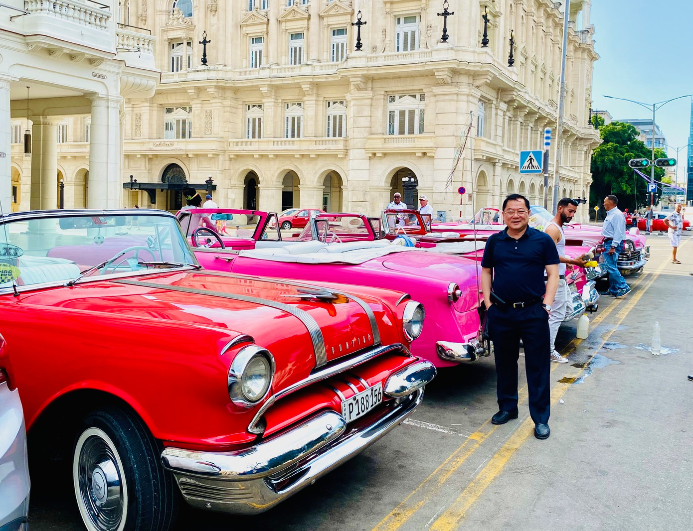 Tác giả bên những chiếc xe cổ ở La Habana