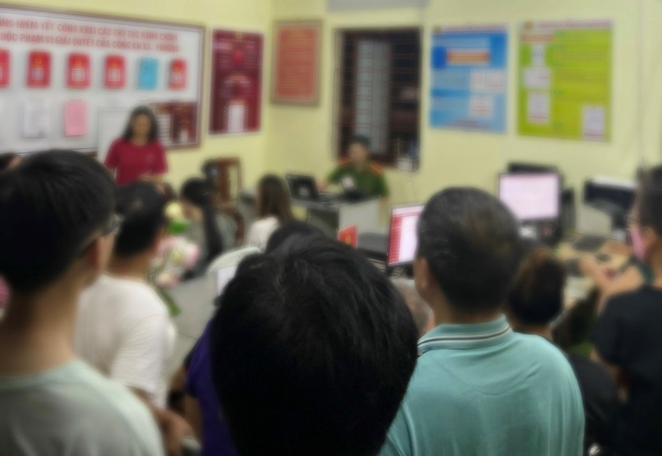 Các hộ dân tập trung tại trụ sở UBND xã Xuân Giao từ chiều đến tối muộn để yêu cầu phía 2 ngân hàng giải thích.