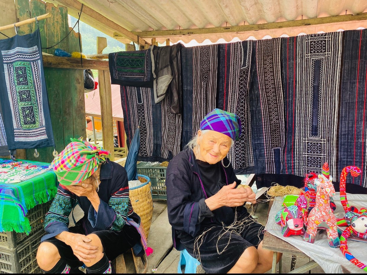 Các cụ bà người Mông ở Cát Cát cũng làm du lịch Các cụ bà người Mông ở Cát Cát cũng làm du lịch