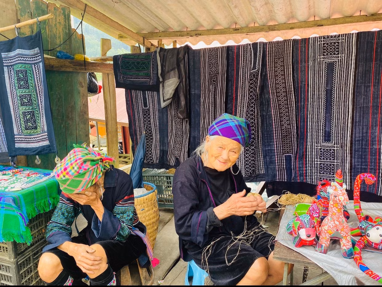 Các cụ bà người Mông ở Cát Cát cũng làm du lịch