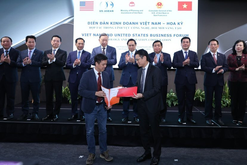 Tổng Công ty Viễn thông Mobifone và Tập đoàn Jupiter Networks trao thỏa thuận hợp tác về hợp tác trong lĩnh vực xây dựng trung tâm dữ liệu và kinh doanh dịch vụ điện toán đám mây Tổng Công ty Viễn thông Mobifone và Tập đoàn Jupiter Networks trao thỏa thuận hợp tác về hợp tác trong lĩnh vực xây dựng trung tâm dữ liệu và kinh doanh dịch vụ điện toán đám mây