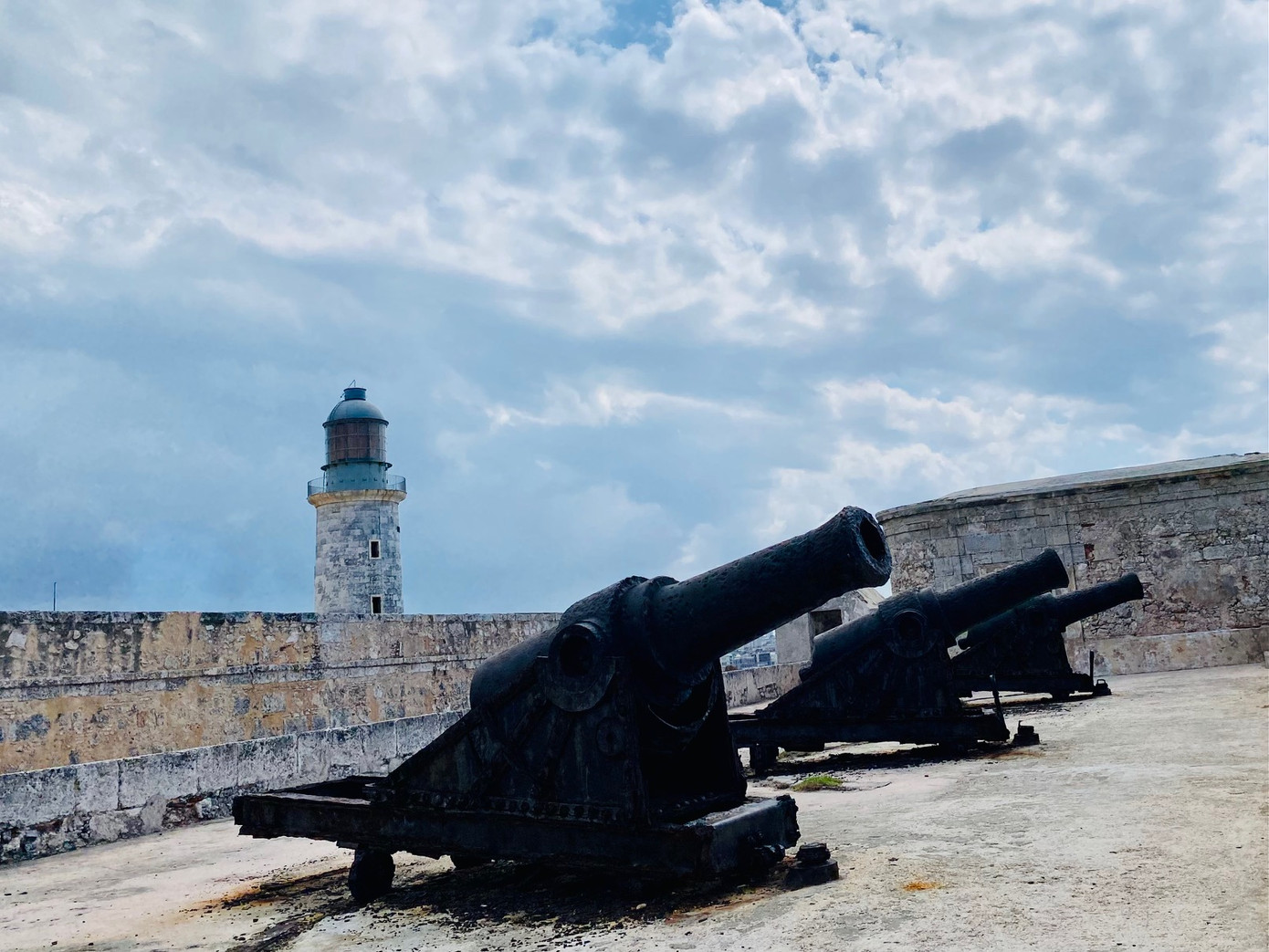 Những khẩu đại bác trên tường thành pháo đài cổ Castillo de la Real Fuerza ở La Habana.