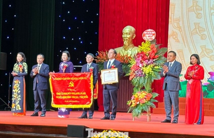 Phó Bí thư thường trực Thành ủy Nguyễn Thị Tuyến và Chủ tịch UBND thành phố Hà Nội Trần Sỹ Thanh trao tặng cờ, bằng khen thi đua cho tập thể Cty Thoát nước Hà Nội. Ảnh: T.Đảng