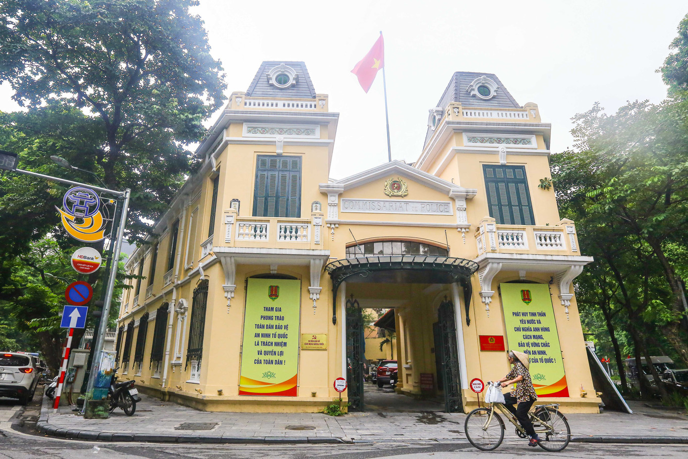 Công trình Trụ sở công an quận Hoàn Kiếm nằm trên ngã tư Lê Thái Tổ - Bà Triệu - Hàng Khay - Tràng Thi được xây dựng từ cuối thế kỷ 19 được trùng tu, bảo tồn gần như nguyên vẹn. Ảnh: Duy Phạm