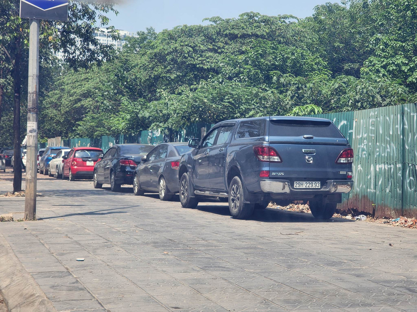 Vỉa hè đường Tố Hữu (quận Nam Từ Liêm) ôtô vẫn đỗ hàng dài