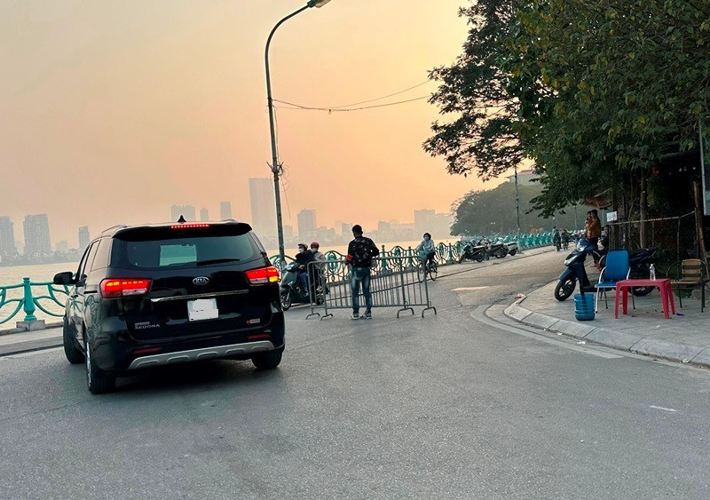 Nhân viên trông xe chặn phố Quảng An - bờ Hồ Tây, ép tài xế đưa xe vào bãi trông lậu tại Phủ Tây Hồ Nhân viên trông xe chặn phố Quảng An - bờ Hồ Tây, ép tài xế đưa xe vào bãi trông lậu tại Phủ Tây Hồ