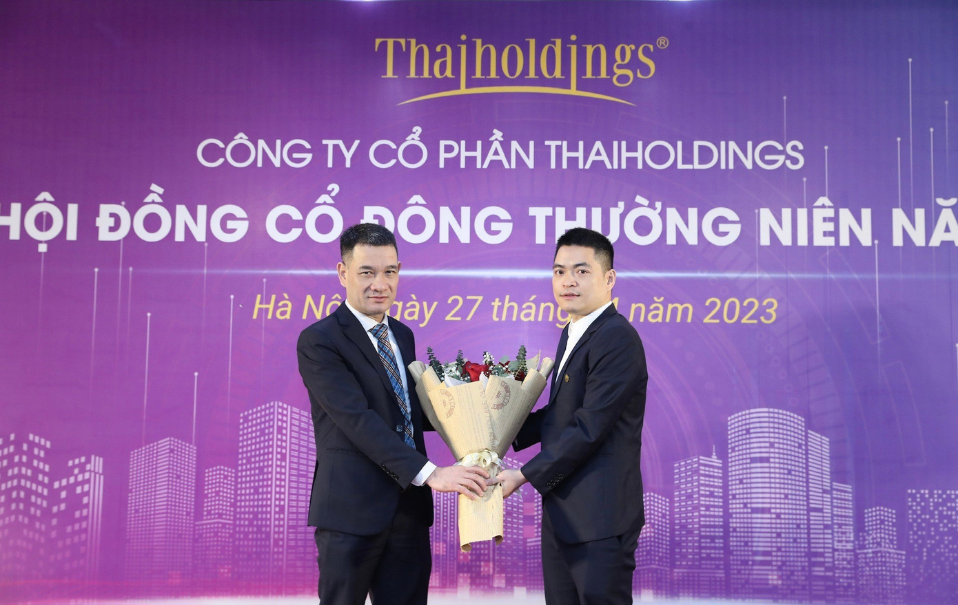 Ông Nguyễn Văn Thuyết chúc mừng ông Nguyễn Chí Kiên (bên trái) trúng cử vị trí Chủ tịch HĐQT