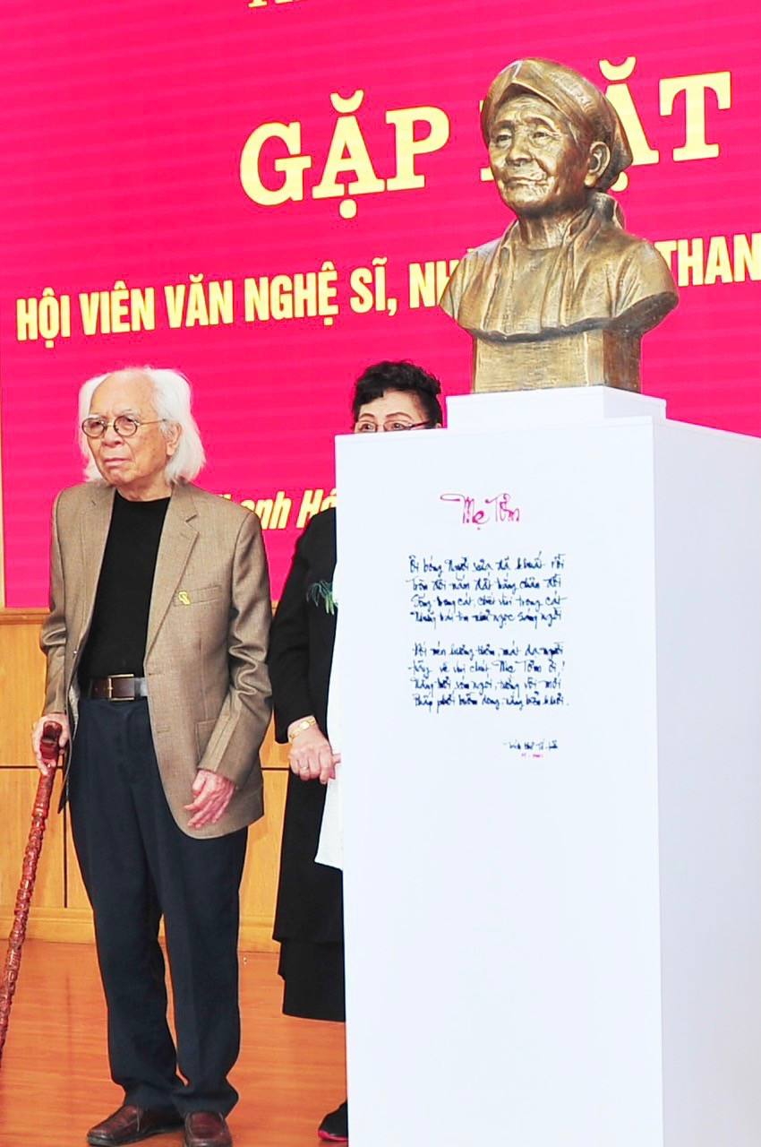 Tác giả Tạ Quang Bạo bên cạnh phác thảo mẹ Tơm.