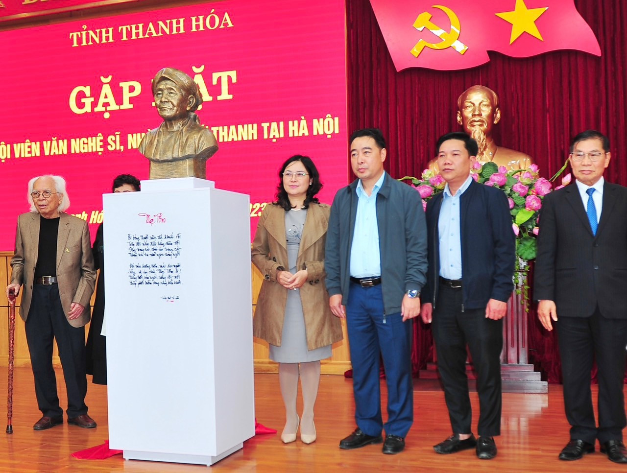 Tặng tượng mẹ Tơm cho huyện Hậu Lộc.