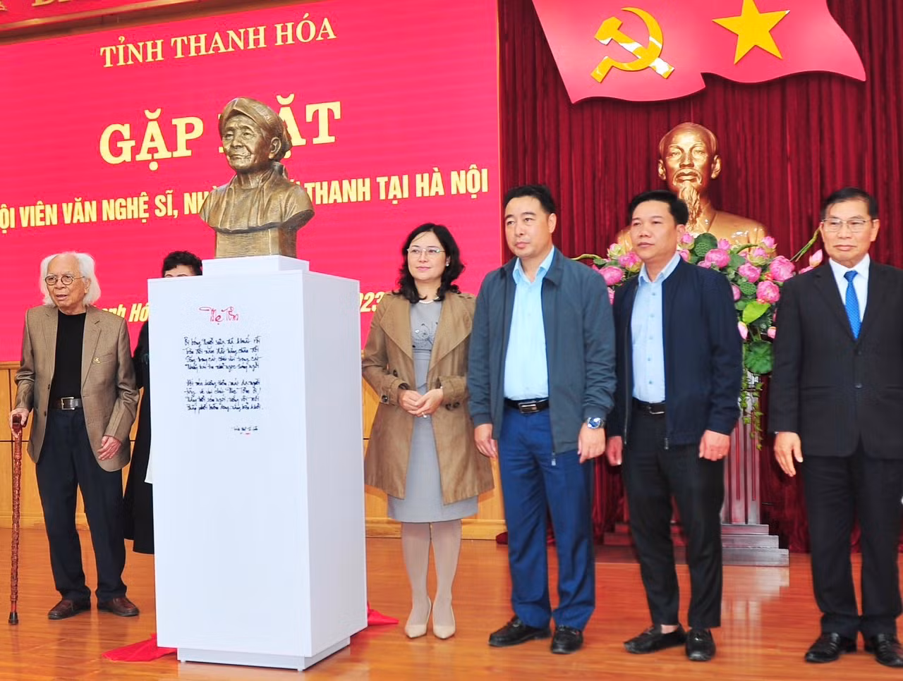 Tặng tượng mẹ Tơm cho huyện Hậu Lộc. Tặng tượng mẹ Tơm cho huyện Hậu Lộc.