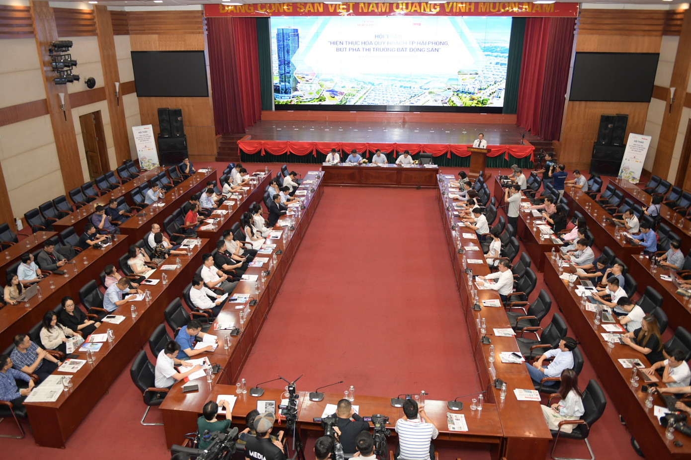 Hội thảo có sự tham gia của nhiều chuyên gia thuộc nhiều lĩnh vực, lãnh đạo UBND TP Hải Phòng, đại diện các cơ quan báo chí. Ảnh: Dương Triều Hội thảo có sự tham gia của nhiều chuyên gia thuộc nhiều lĩnh vực, lãnh đạo UBND TP Hải Phòng, đại diện các cơ quan báo chí. Ảnh: Dương Triều