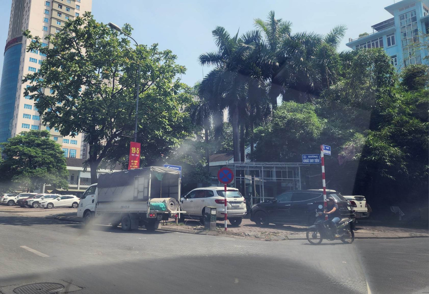 Ôtô đỗ ở ngã 3 Ngụy Như Kom Tum và Khuất Duy Tiến