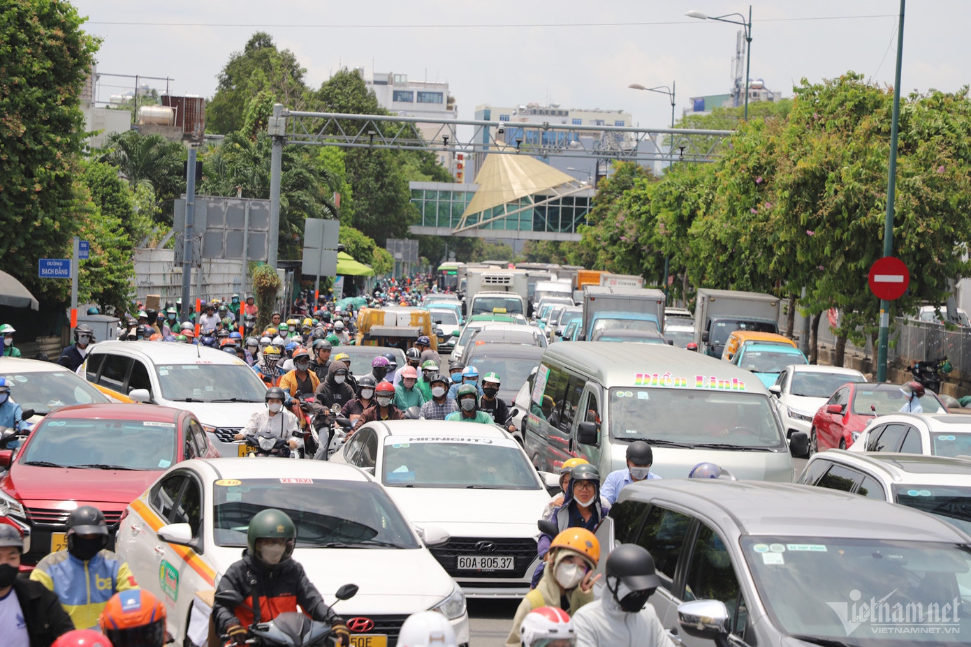 Đường Hồng Hà hướng từ đường Phạm Văn Đồng vào sân bay Tân Sơn Nhất lúc 12h. Cả đoạn đường dài hơn 1km phủ kín xe rồng rắn, nhích từng mét. Đường Hồng Hà hướng từ đường Phạm Văn Đồng vào sân bay Tân Sơn Nhất lúc 12h. Cả đoạn đường dài hơn 1km phủ kín xe rồng rắn, nhích từng mét.