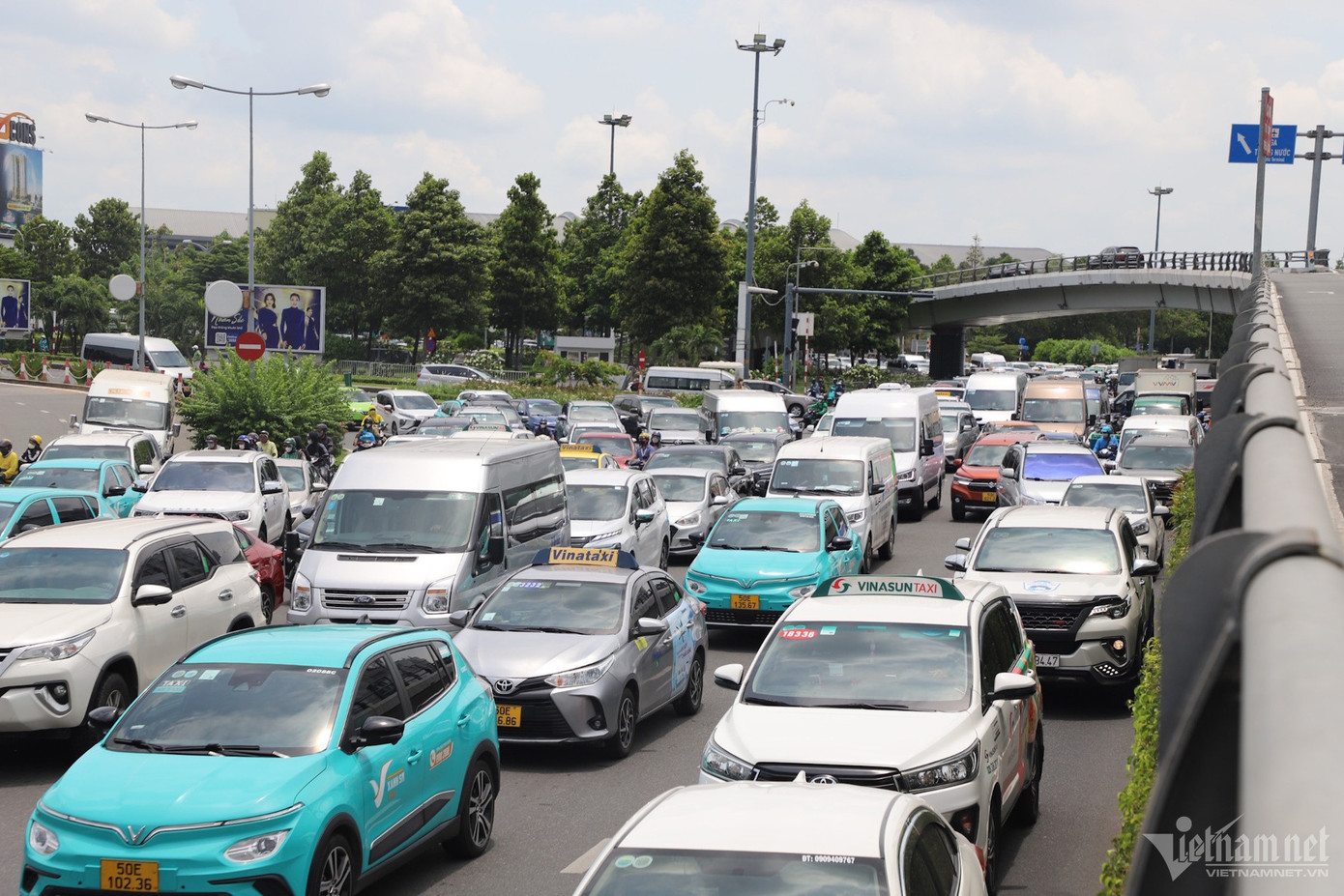 Đường Trường Sơn trước cổng sân bay Tân Sơn Nhất, ô tô dàn 5-6 hàng, phủ kín mặt đường theo hướng ra vòng xoay Lăng Cha Cả. Đường Trường Sơn trước cổng sân bay Tân Sơn Nhất, ô tô dàn 5-6 hàng, phủ kín mặt đường theo hướng ra vòng xoay Lăng Cha Cả.