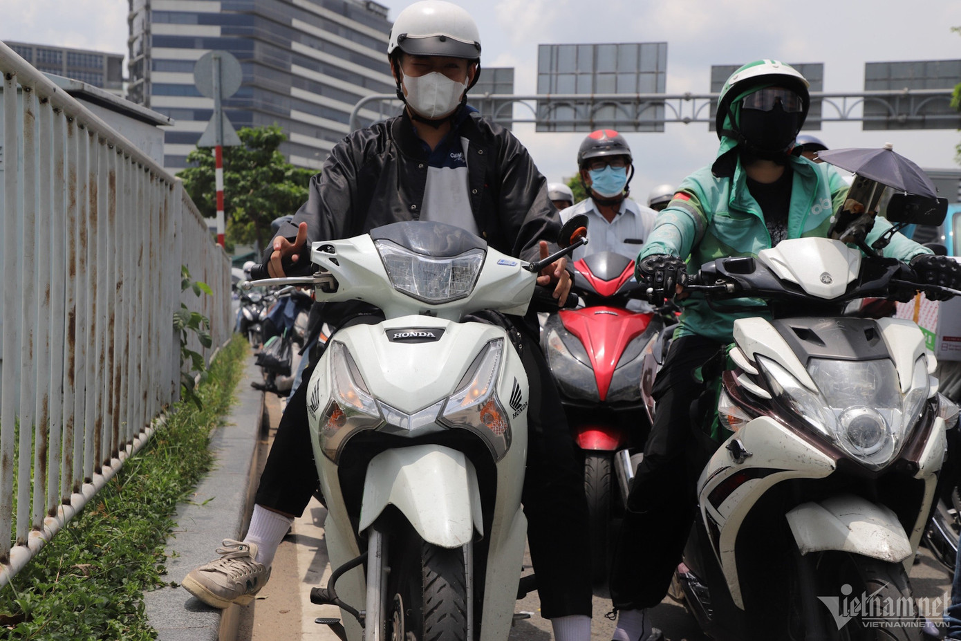 Vụ kẹt xe giữa trưa nắng gắt khiến người dân mệt nhoài. Vụ kẹt xe giữa trưa nắng gắt khiến người dân mệt nhoài.