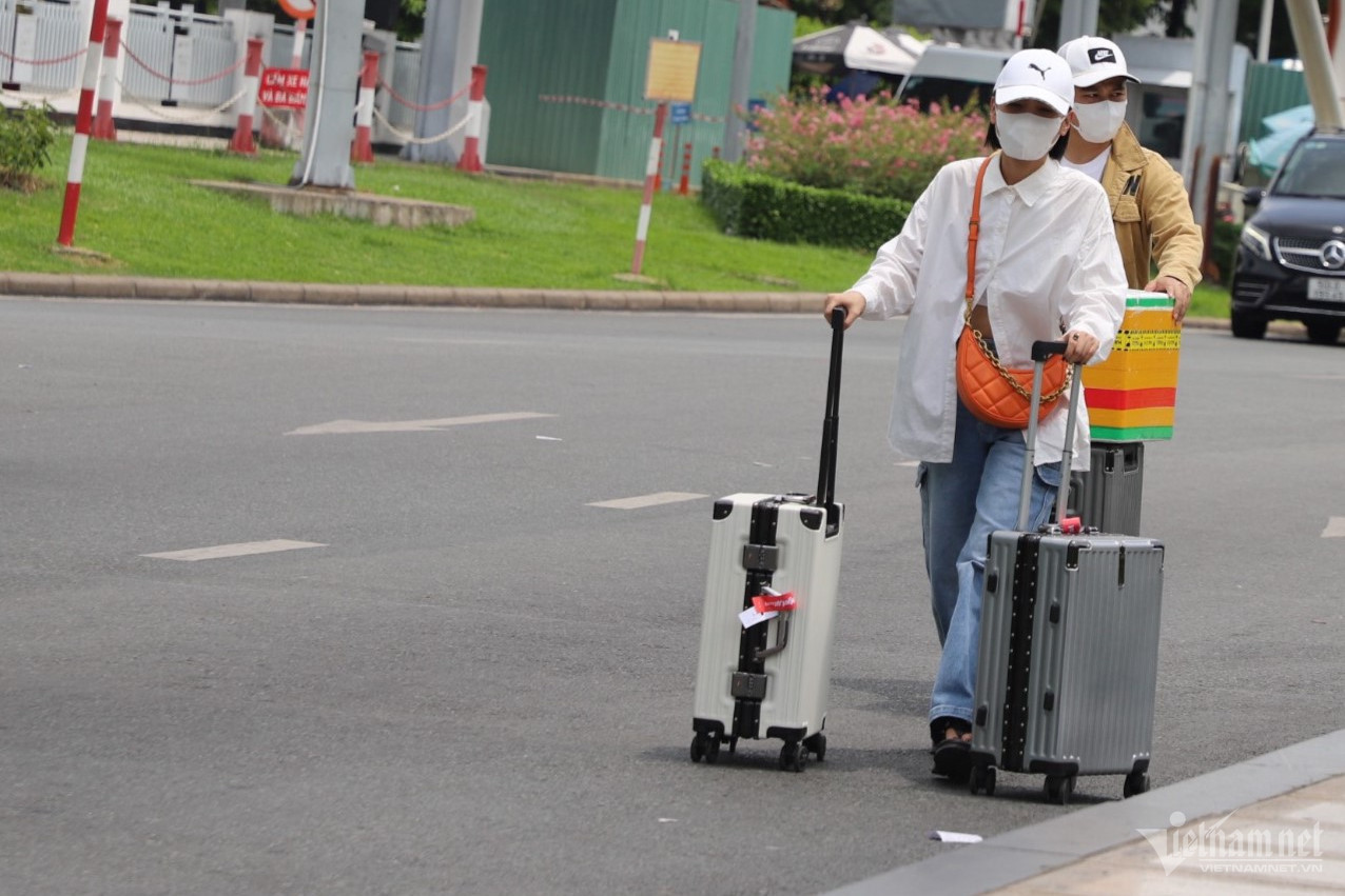 Đường kẹt khiến taxi không kịp quay đầu vào sân bay Tân Sơn Nhất nên nhiều khách phải kéo vali đi bộ cả km ra bên ngoài đường Trường Sơn để đón xe. Đường kẹt khiến taxi không kịp quay đầu vào sân bay Tân Sơn Nhất nên nhiều khách phải kéo vali đi bộ cả km ra bên ngoài đường Trường Sơn để đón xe.