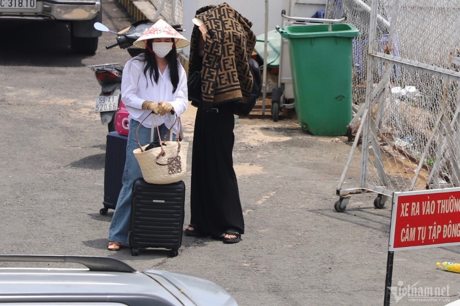 Đường kẹt khiến taxi không kịp quay đầu vào sân bay Tân Sơn Nhất nên nhiều khách phải kéo vali đi bộ cả km ra bên ngoài đường Trường Sơn để đón xe. Đường kẹt khiến taxi không kịp quay đầu vào sân bay Tân Sơn Nhất nên nhiều khách phải kéo vali đi bộ cả km ra bên ngoài đường Trường Sơn để đón xe.