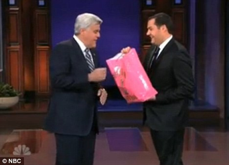 Chàng phóng viên của chương trình The Late Show with Jay Leno hồ hởi khoe những chiếc lợi phẩm mà mình thu được tại bữa tiệc