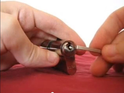 Rất dễ học được cách phá khóa trên mạng (ảnh chụp từ clip)