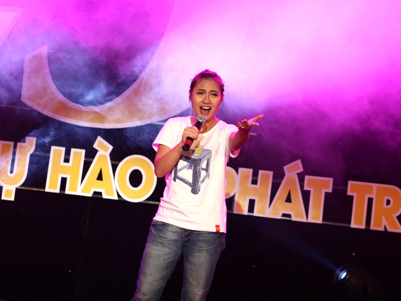 Ấn tượng không kém là ca sĩ Khánh Linh