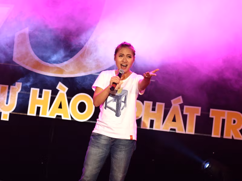 Ấn tượng không kém là ca sĩ Khánh Linh