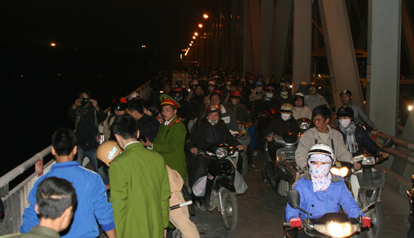 Chiếc xe bị cháy đúng vào giờ tan tầm buổi chiều gây ách tắc giao thông nghiêm trọng trên đường Trần Quang Khải và trên cầu Chương Dương. Chiếc xe bị cháy đúng vào giờ tan tầm buổi chiều gây ách tắc giao thông nghiêm trọng trên đường Trần Quang Khải và trên cầu Chương Dương