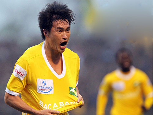 Công Vinh đang thăng hoa trong màu áo SLNA. Ảnh: GD