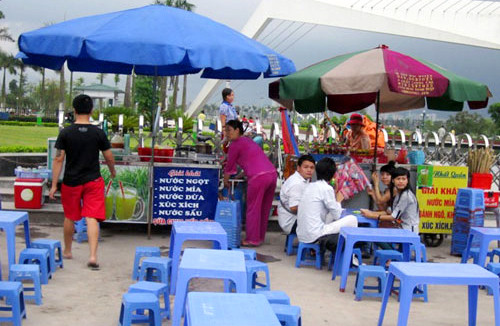 Nhiều vụ đổ máu vì tranh giành những đất vỉa hè đẹp để buôn bán. Nhiều vụ đổ máu vì tranh giành những đất vỉa hè đẹp để buôn bán