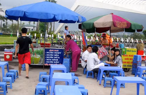 Nhiều vụ đổ máu vì tranh giành những đất vỉa hè đẹp để buôn bán. Nhiều vụ đổ máu vì tranh giành những đất vỉa hè đẹp để buôn bán