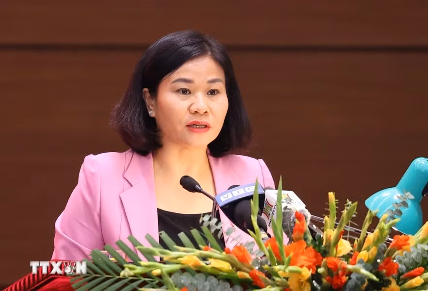 Bà Nguyễn Thị Tuyến, Ủy viên Trung ương Đảng, Phó Bí thư Thường trực Thành ủy Hà Nội trình bày báo cáo. Ảnh: Văn Điệp/TTXVN Bà Nguyễn Thị Tuyến, Ủy viên Trung ương Đảng, Phó Bí thư Thường trực Thành ủy Hà Nội trình bày báo cáo. Ảnh: Văn Điệp/TTXVN