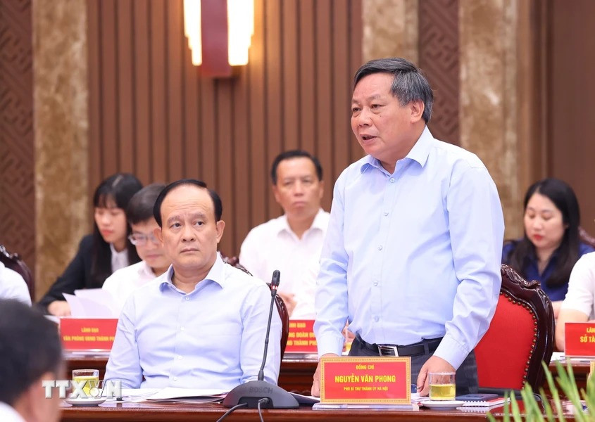 Phó Bí thư Thành ủy Hà Nội Nguyễn Văn Phong báo cáo tại buổi làm việc. Ảnh: Văn Điệp/TTXVN Phó Bí thư Thành ủy Hà Nội Nguyễn Văn Phong báo cáo tại buổi làm việc. Ảnh: Văn Điệp/TTXVN