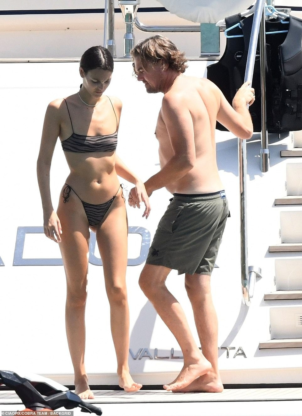 Trong ảnh, Leonardo để ngực trần, mặc quần short màu xanh quân đội. Tài tử Titanic giảm phong độ nhiều so với thời trai trẻ. Hiện tại, anh sở hữu ngoại hình đúng chuẩn người đàn ông trung niên 50 tuổi có &quot;bụng bia&quot;. Điều này càng khiến anh có sự chênh lệch lớn với bạn gái kém 24 tuổi.